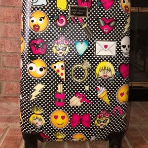 Betsey Johnson Emoji Luggage😍💄💍💋🎀